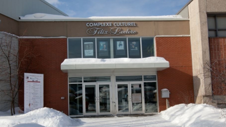 Projet de rénovation du Complexe culturel - les anciens bancs sont à votre disposition