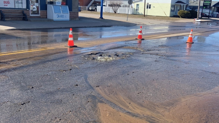 Fuite d'eau importante rue Bostonnais - les travaux vont se poursuivre mercredi