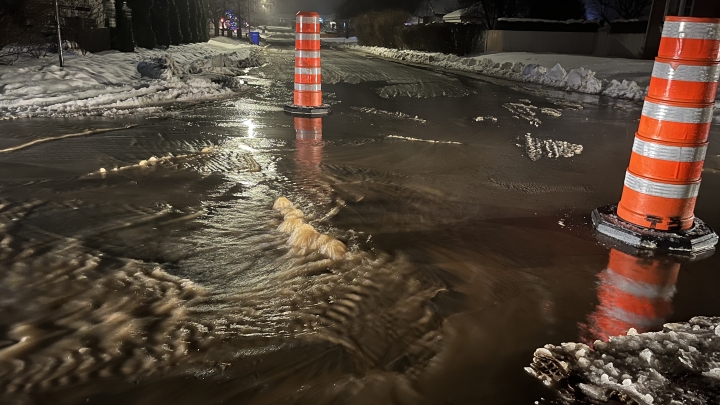 Importante fuite d'eau sur la rue Beaumont