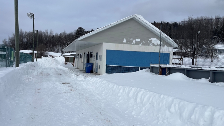 Fermeture du bâtiment près de la patinoire du parc Bertrand