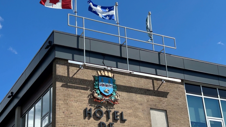 Mise en berne du drapeau de la Ville