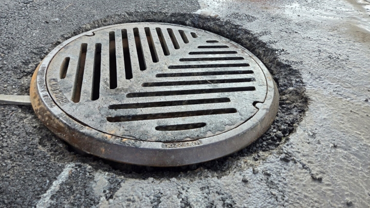 Travaux pour enlever les racines d'arbres dans le réseau d'égout