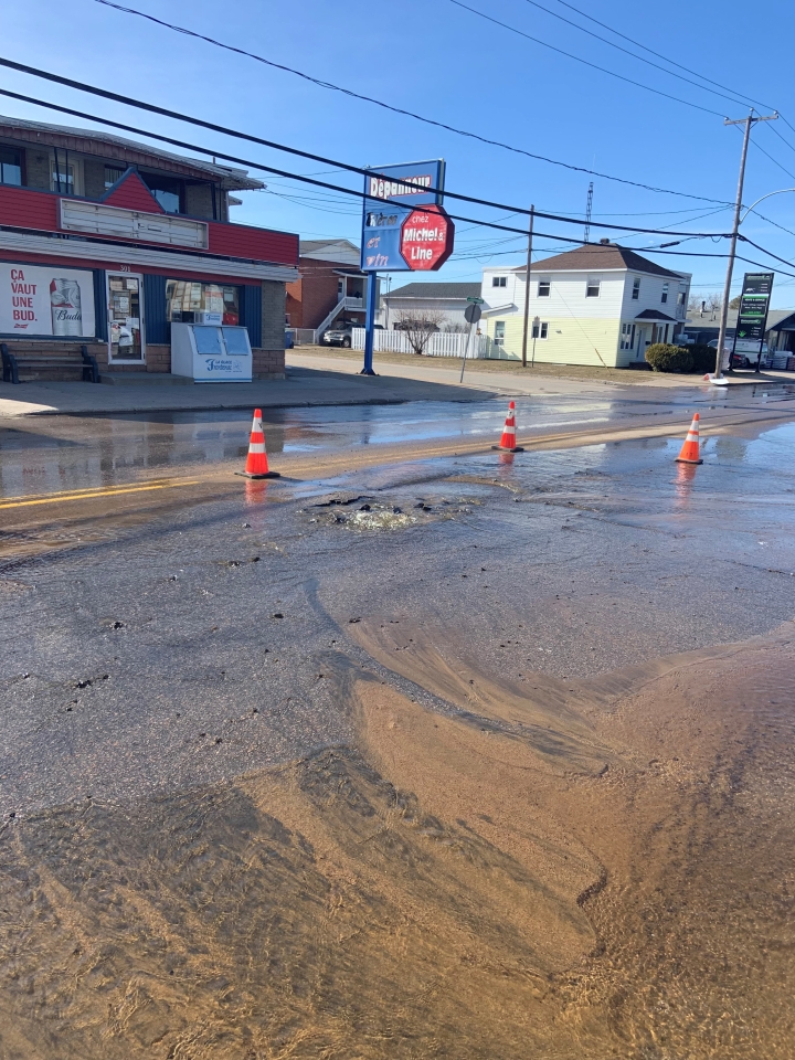 Fuite d'eau importante rue Bostonnais - les travaux vont se poursuivre mercredi