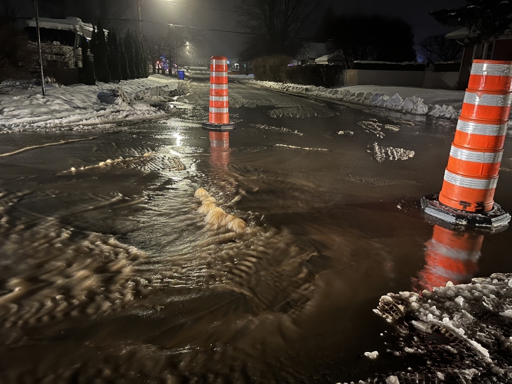 Importante fuite d'eau sur la rue Beaumont