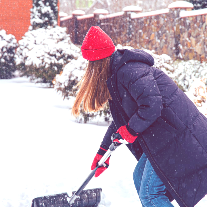 Attention de ne pas mettre votre neige dans la rue, sur les trottoirs ou les terrains municipaux