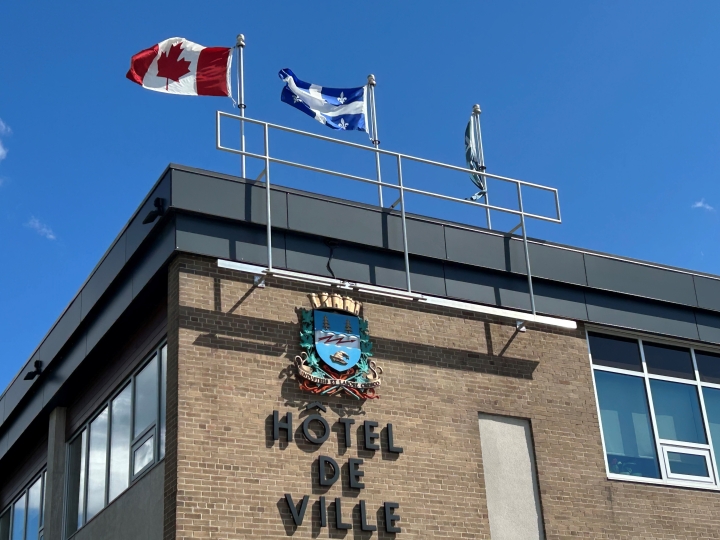 Mise en berne du drapeau de la Ville