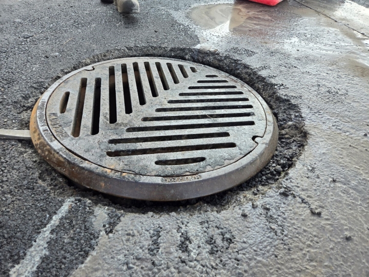 Travaux pour enlever les racines d'arbres dans le réseau d'égout