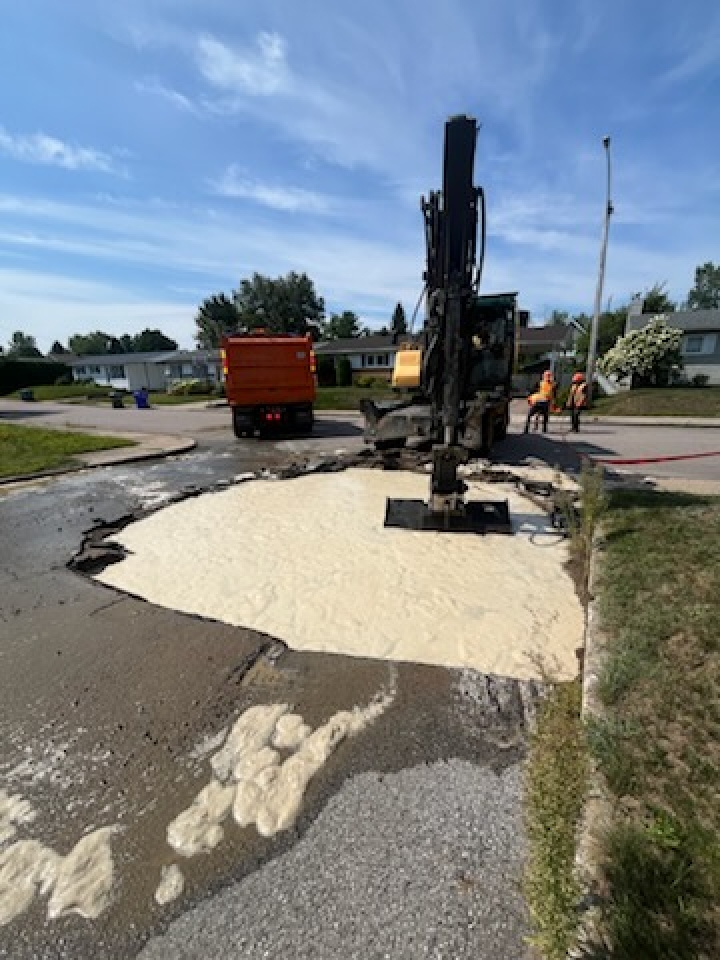 Le bris d'aqueduc au coin des rues Laval et Radisson est réparé